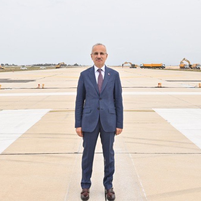 HATAY HAVALİMANI’NDA DEPREMİN İZLERİ SİLİNİYOR